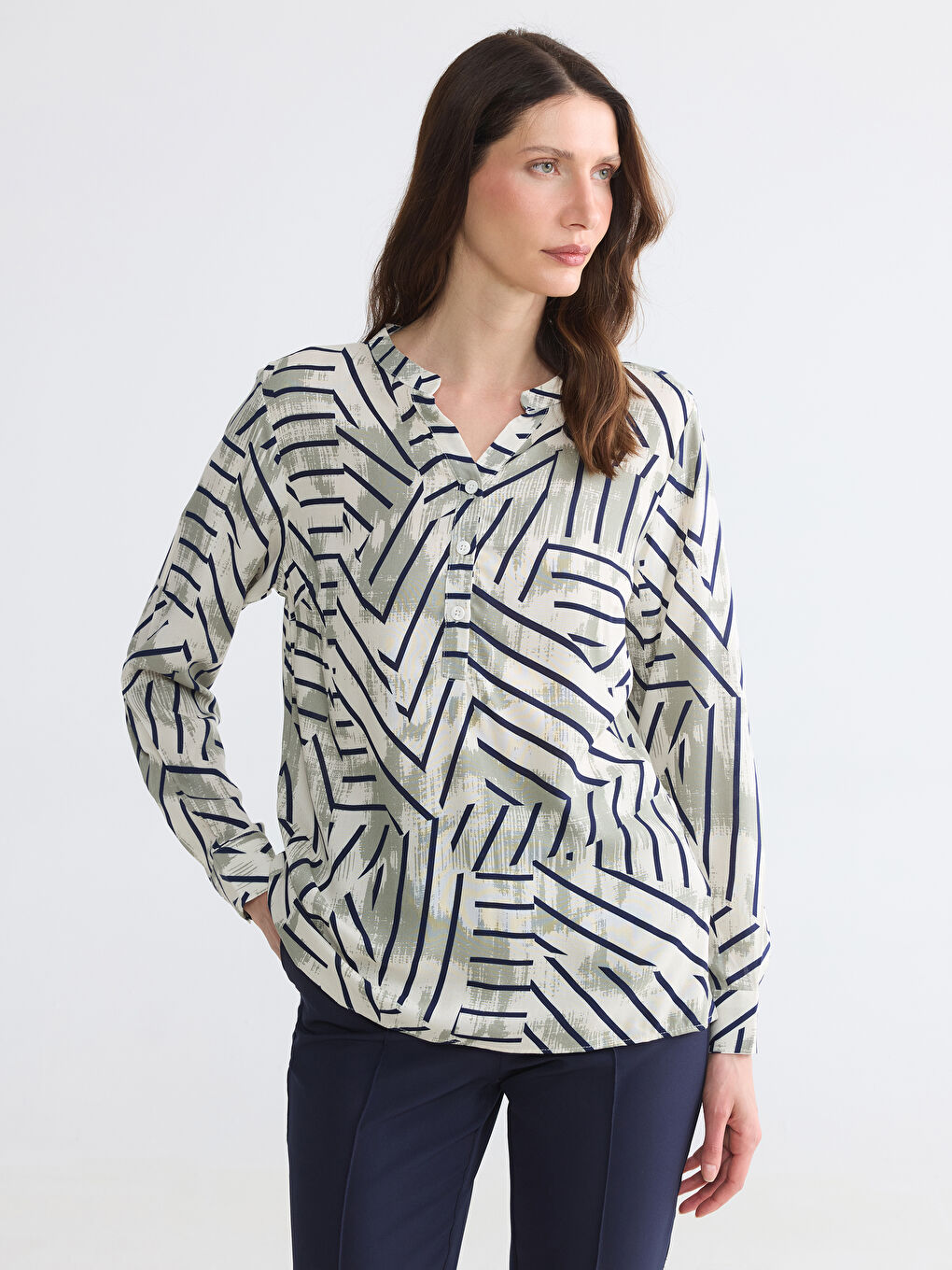 Bluza sa okovratnikom i uzorkom