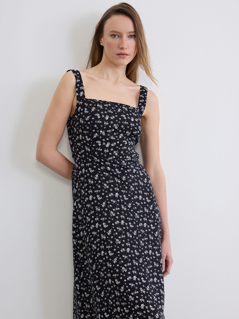 فستان على شكل خط مستقيم بنمط مُزهر بياقة مربعة