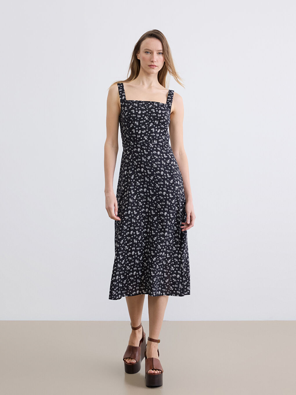 فستان على شكل خط مستقيم بنمط مُزهر بياقة مربعة-1