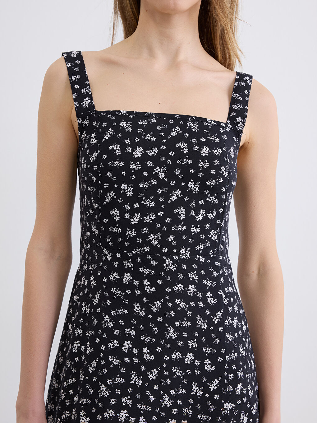 فستان على شكل خط مستقيم بنمط مُزهر بياقة مربعة-2