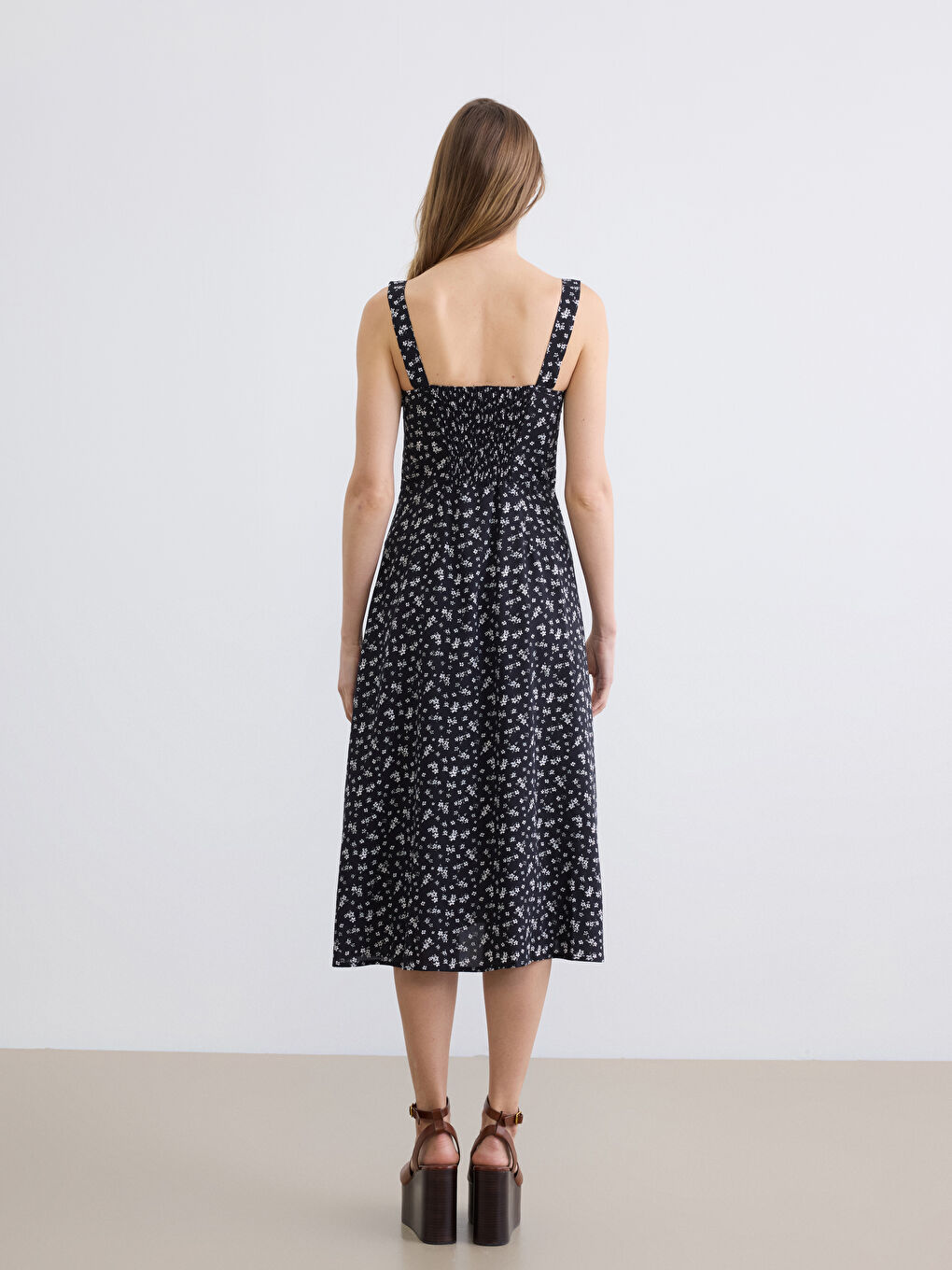 فستان على شكل خط مستقيم بنمط مُزهر بياقة مربعة-3