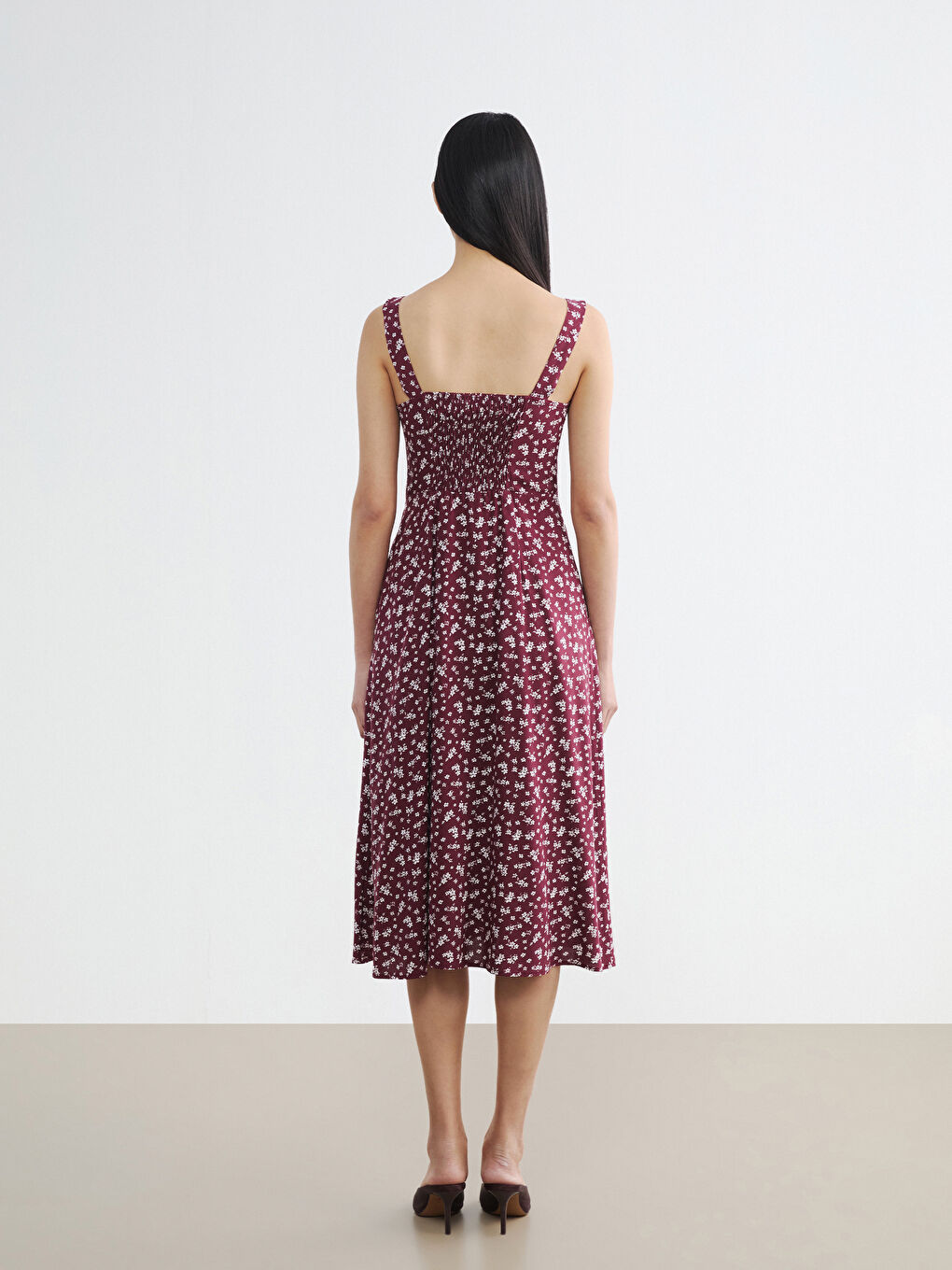 فستان مُزهر بقصة على شكل حرف A بياقة مربعة-3