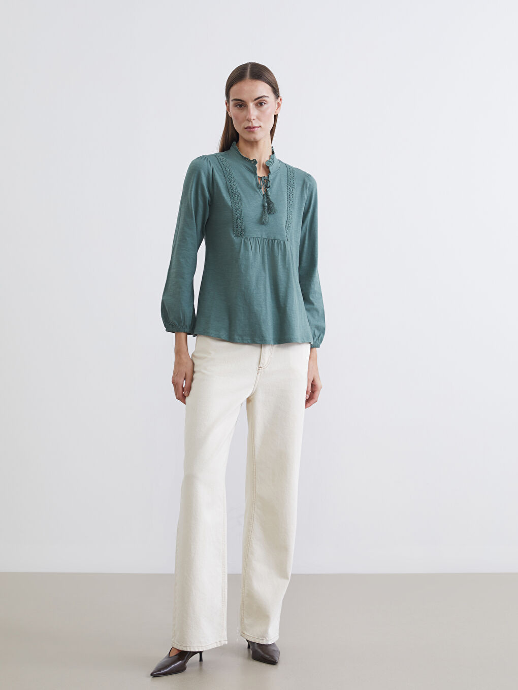 Yeşil Bağlamalı Yaka Nakışlı Büzgülü Bluz-1