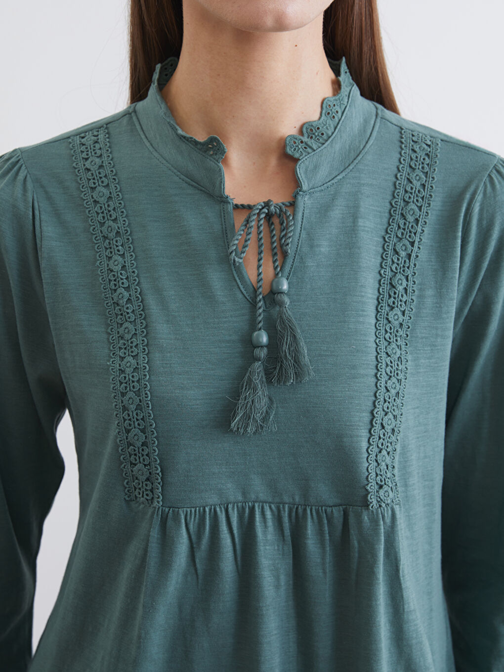 Yeşil Bağlamalı Yaka Nakışlı Büzgülü Bluz-2