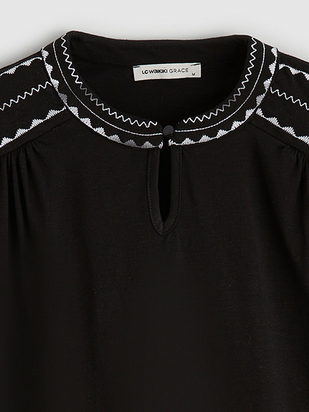 Siyah Hakim Yaka Nakışlı Bluz-1