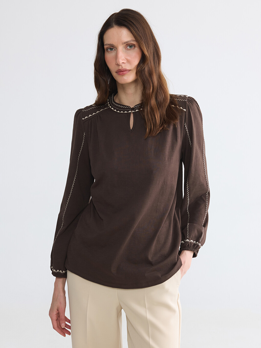 Bluza sa vezenim dekolteom na traku