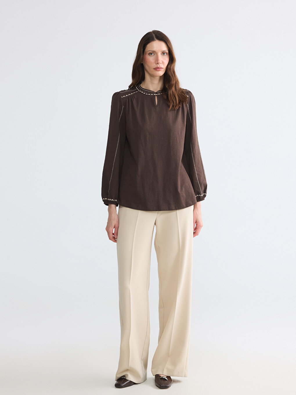 Bluza sa vezenim dekolteom na traku-1