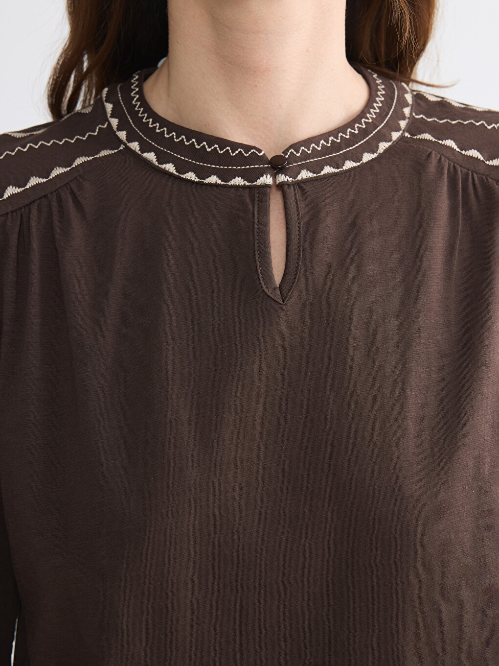 Bluza sa vezenim dekolteom na traku-2