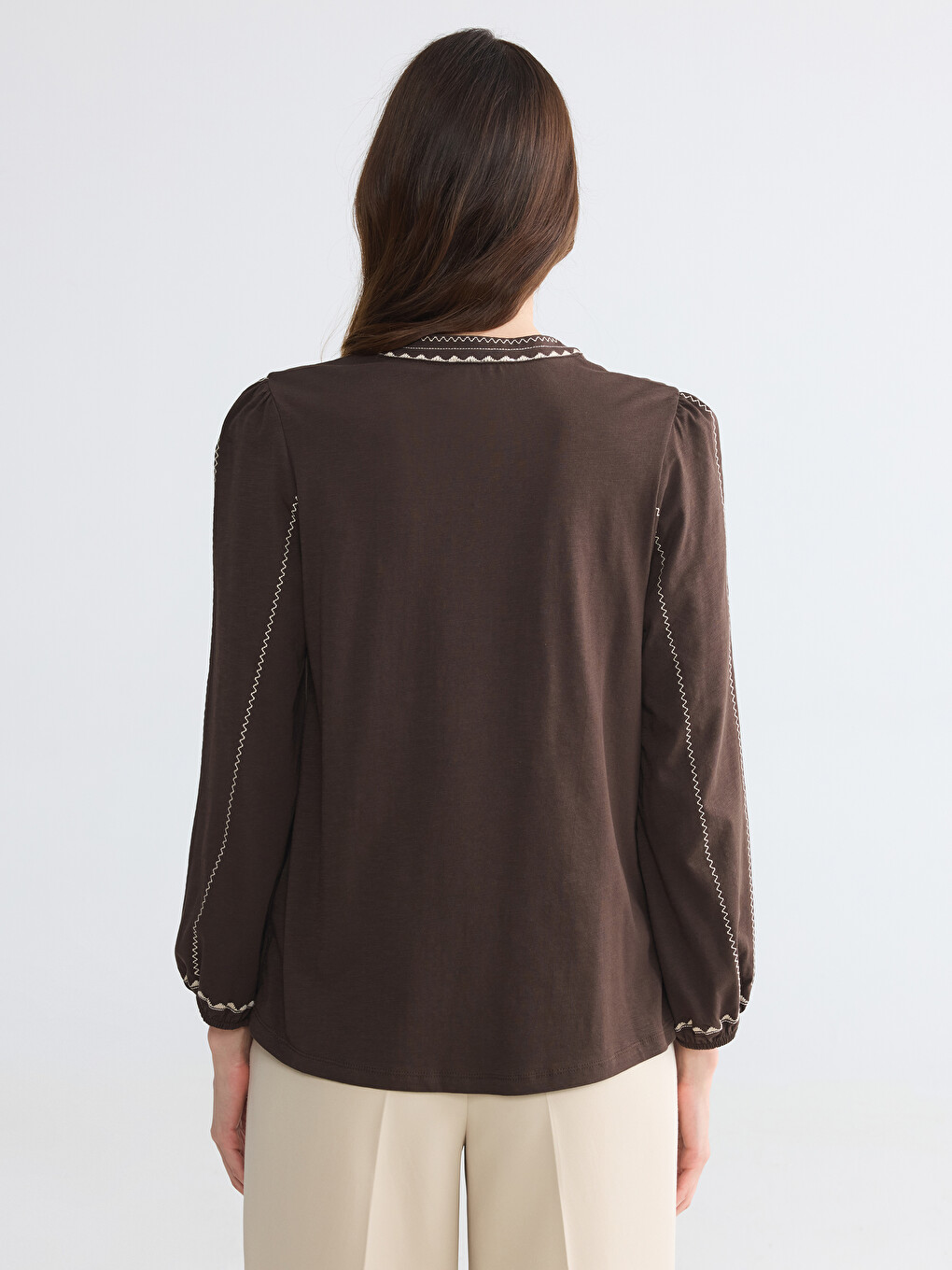 Bluza sa vezenim dekolteom na traku-3