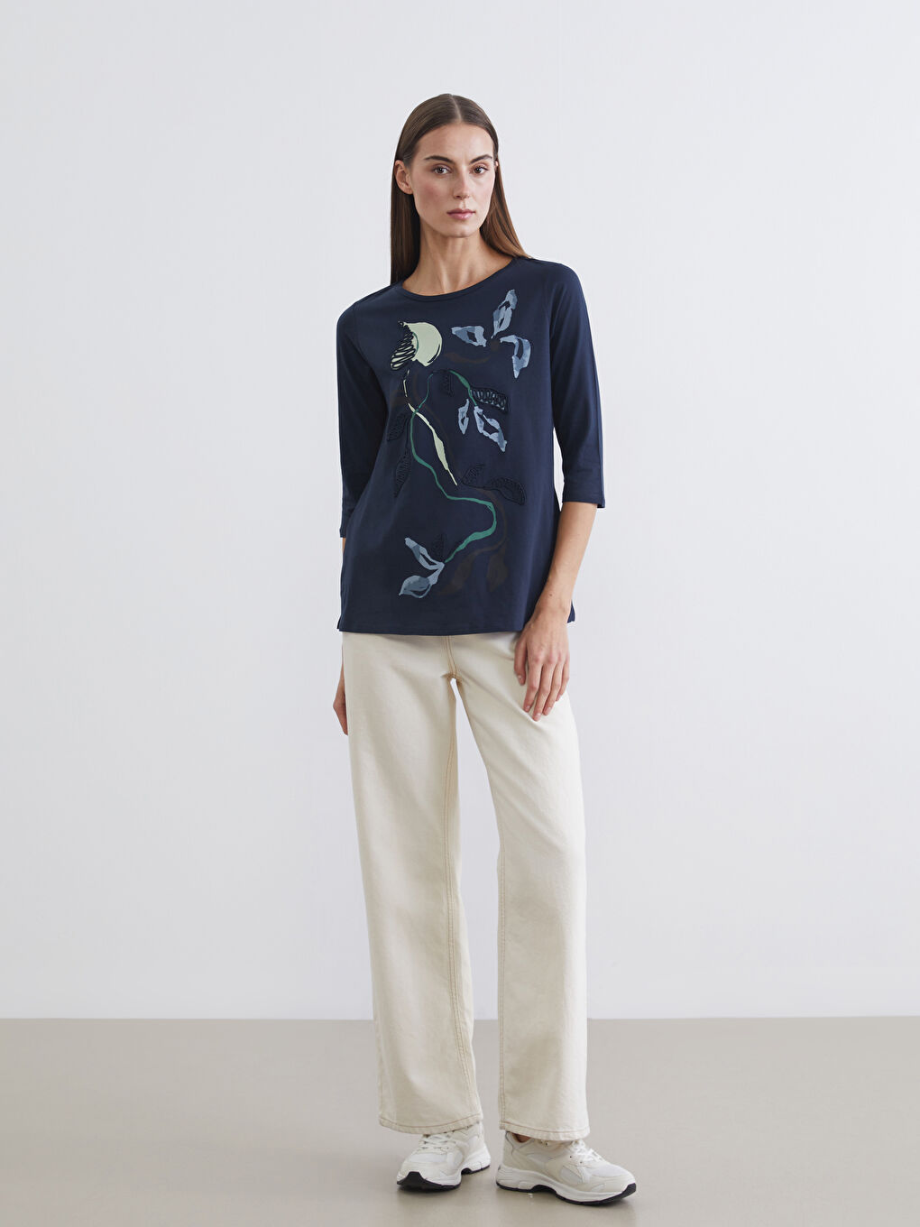 Женская футболка с принтом и круглым вырезом-1