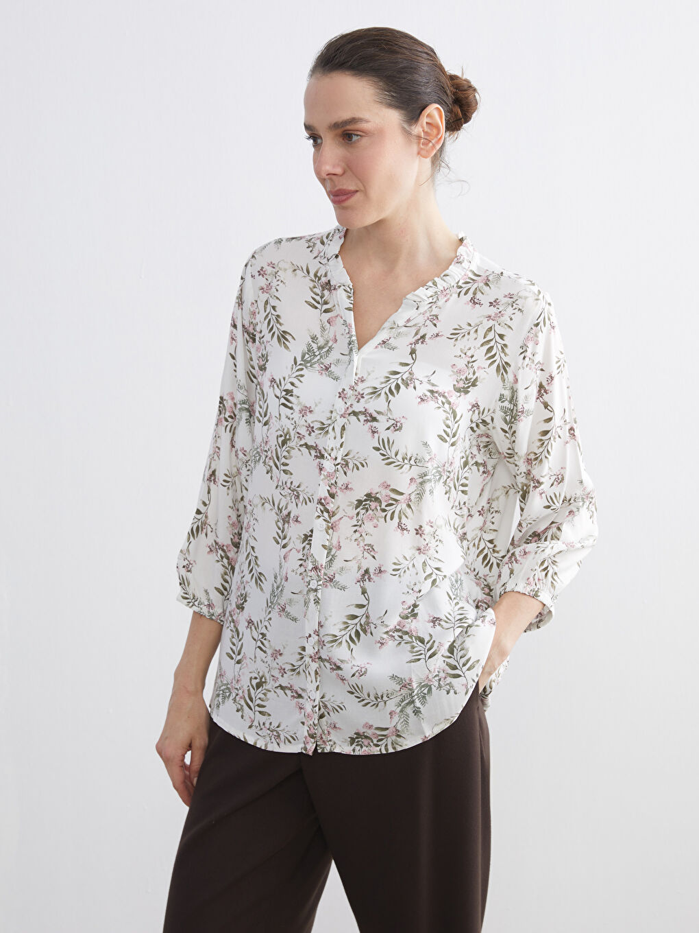 Блузка с цветочным узором и асимметричным вырезом.