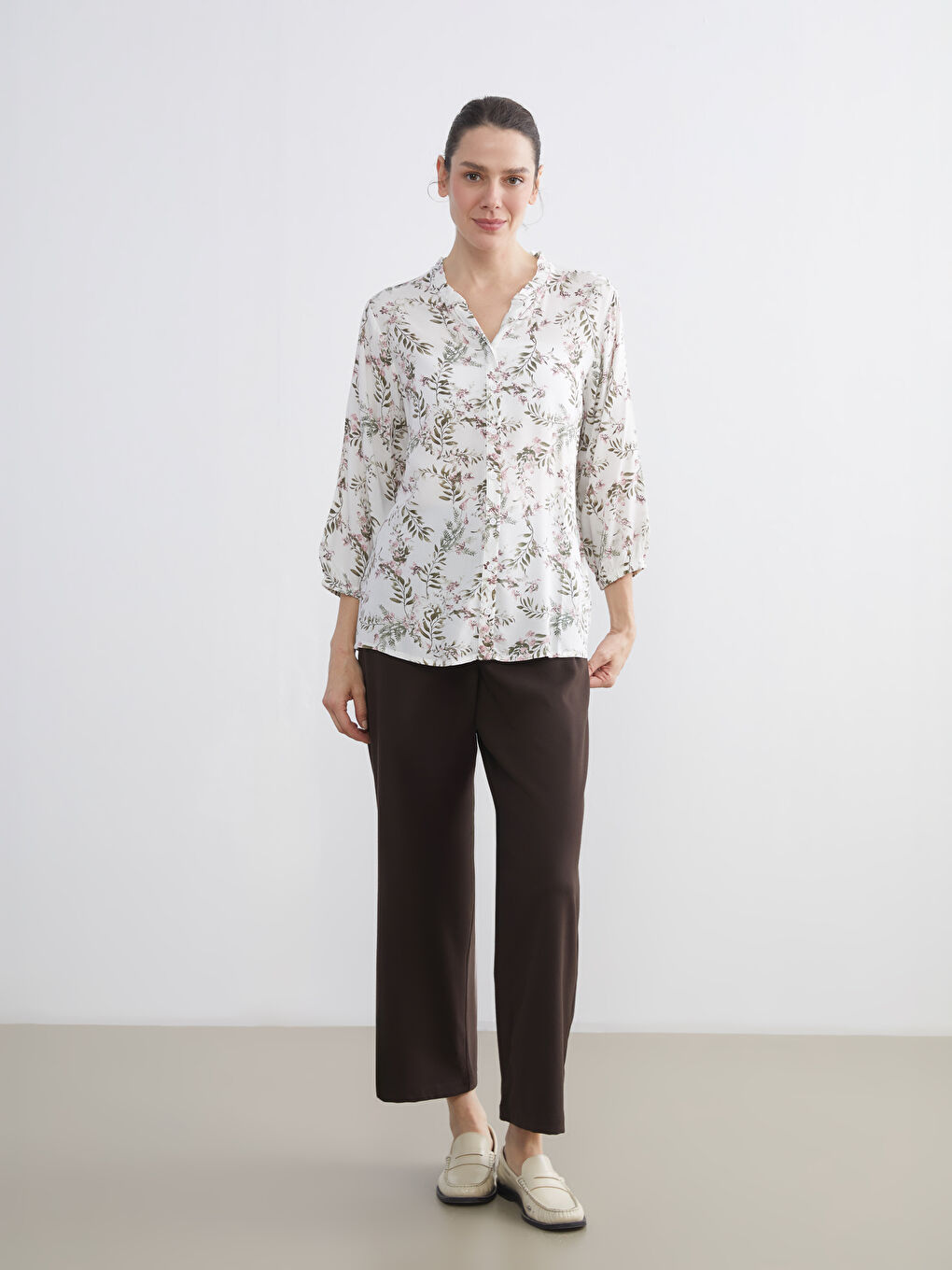 Блузка с цветочным узором и асимметричным вырезом.-1