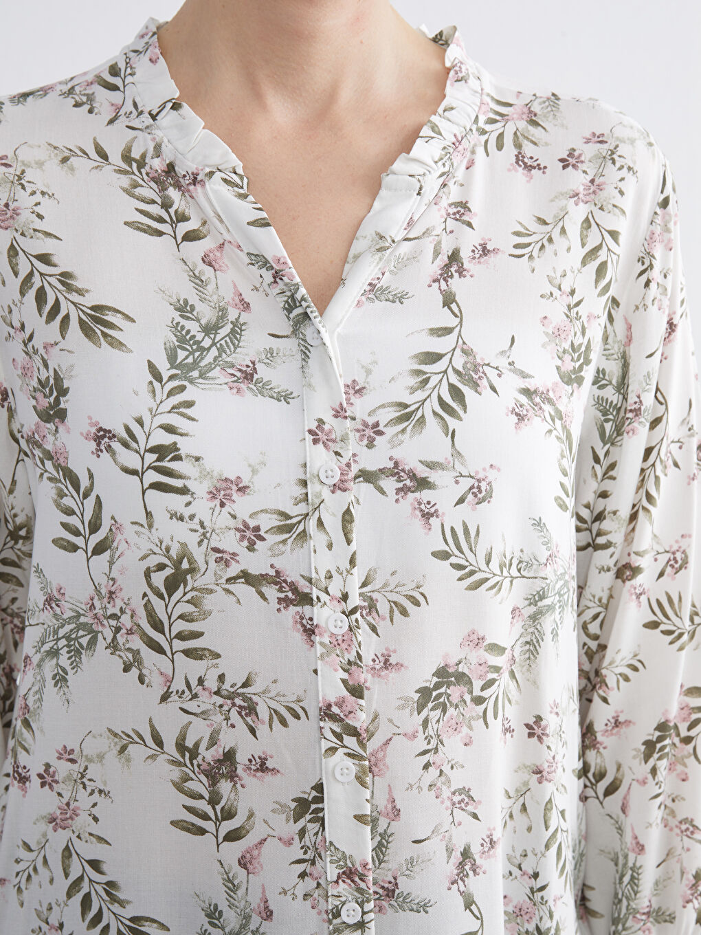 Блузка с цветочным узором и асимметричным вырезом.-2