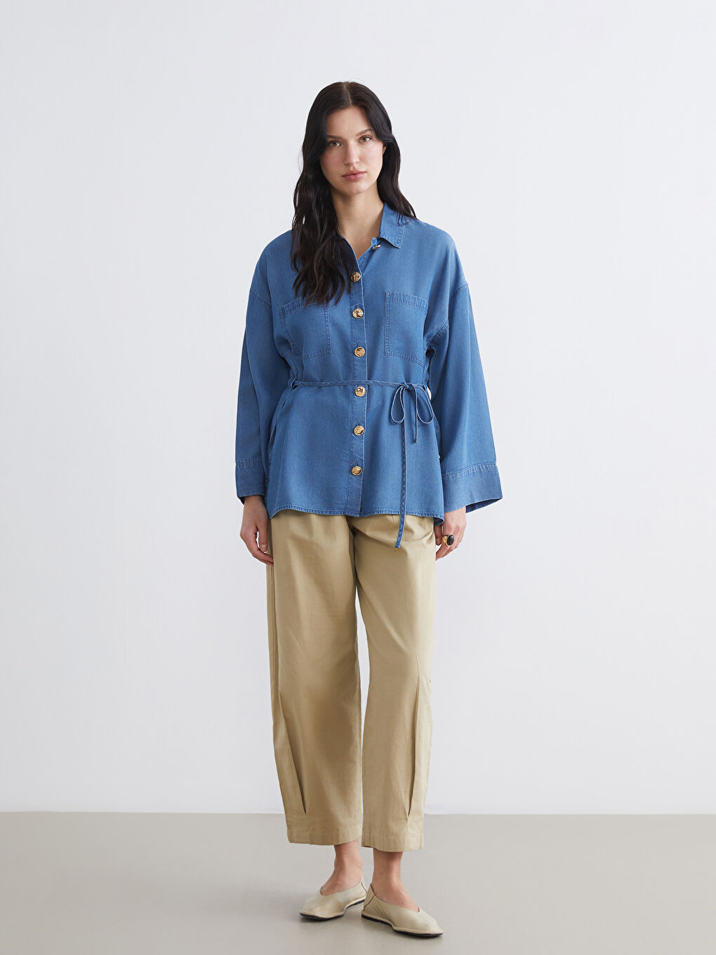 تونيك قميص دنيم واسع الحجم للسيدات مع وشاح-1