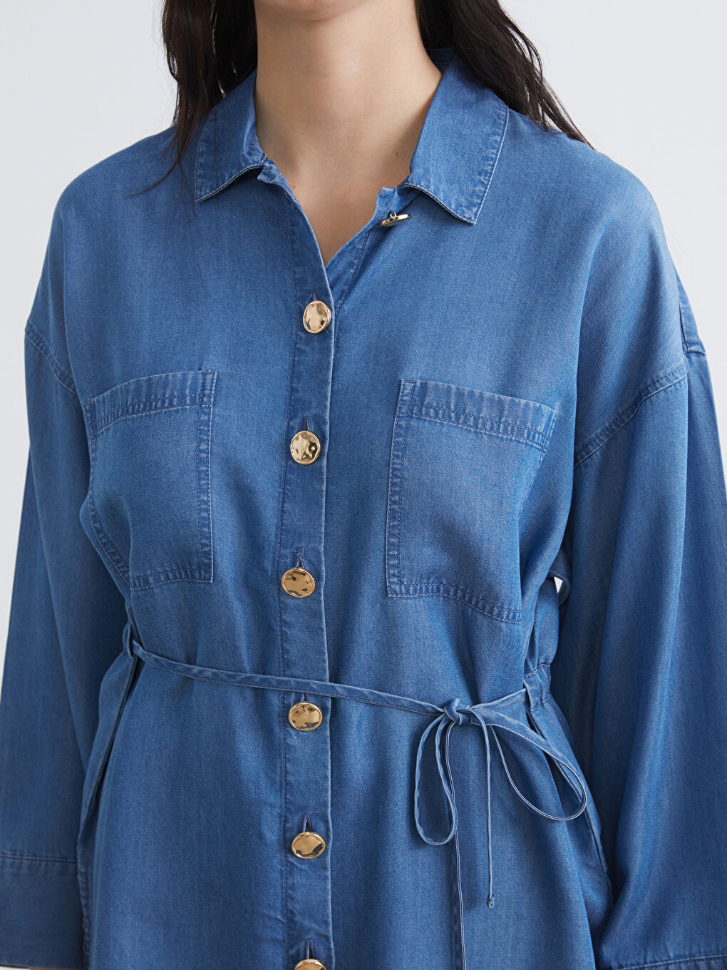 تونيك قميص دنيم واسع الحجم للسيدات مع وشاح-2