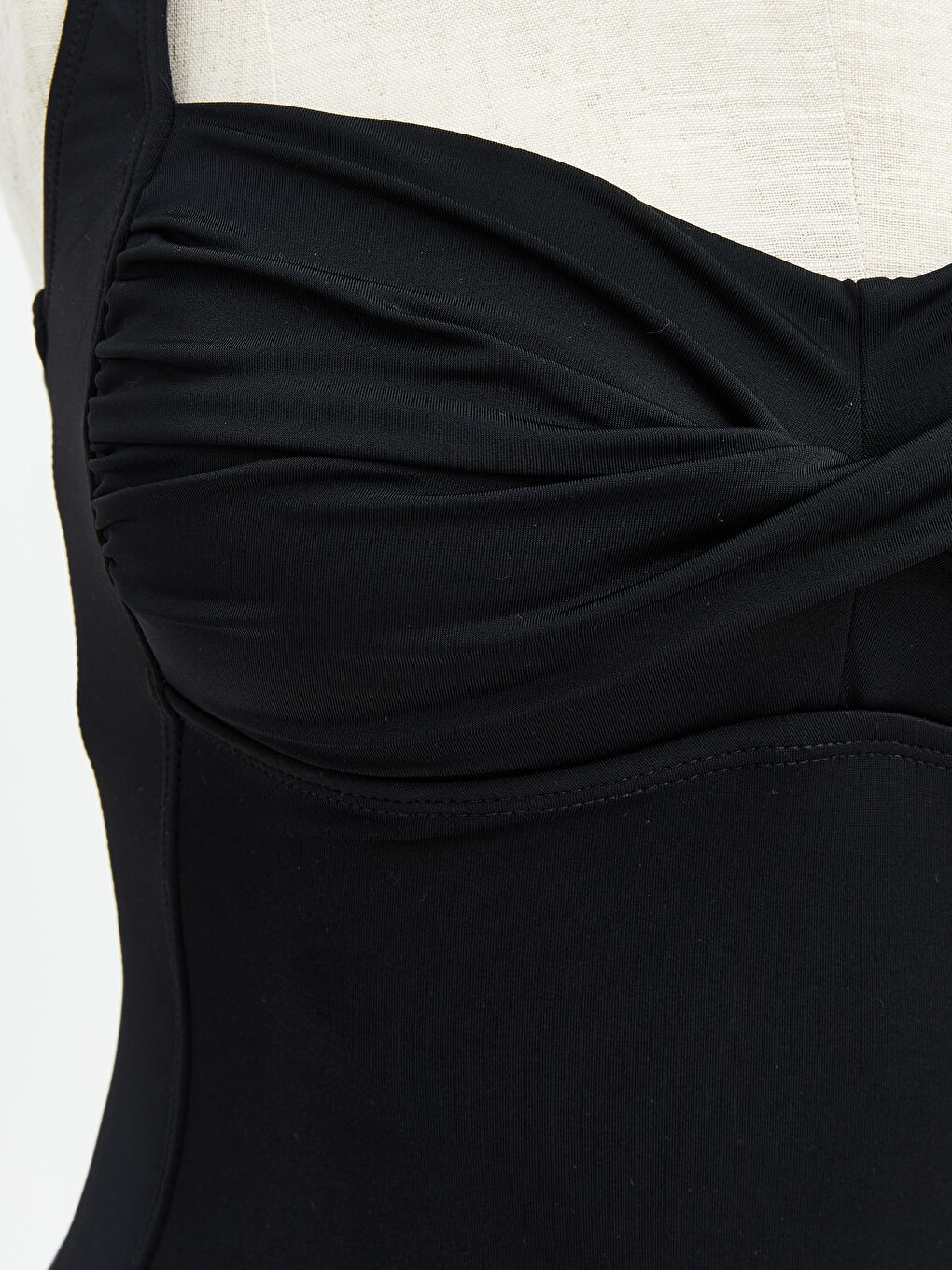 Siyah Kalp Yaka Büzgü Detaylı Kadın Etekli Mayo-2