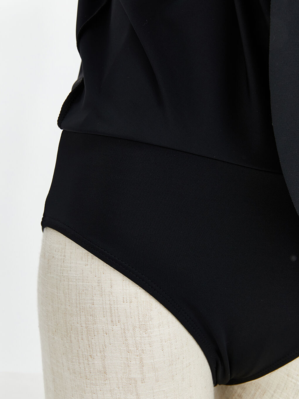 Siyah Kalp Yaka Büzgü Detaylı Kadın Etekli Mayo-3