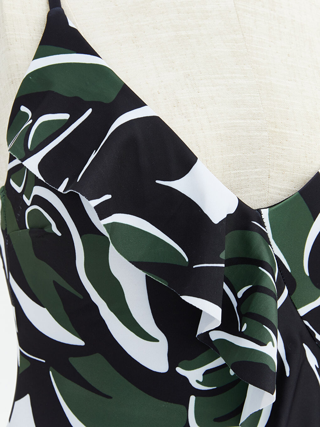 Siyah Fırfır Detaylı Desenli Kadın Mayo-2