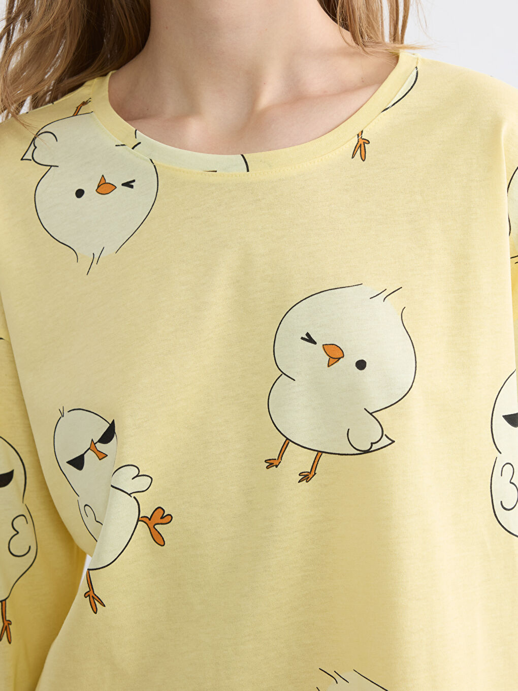 Women's patterned pajama set with a crew neck.-2