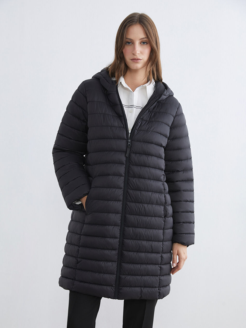 Siyah Kapüşonlu Kapitone Kadın Şişme Mont