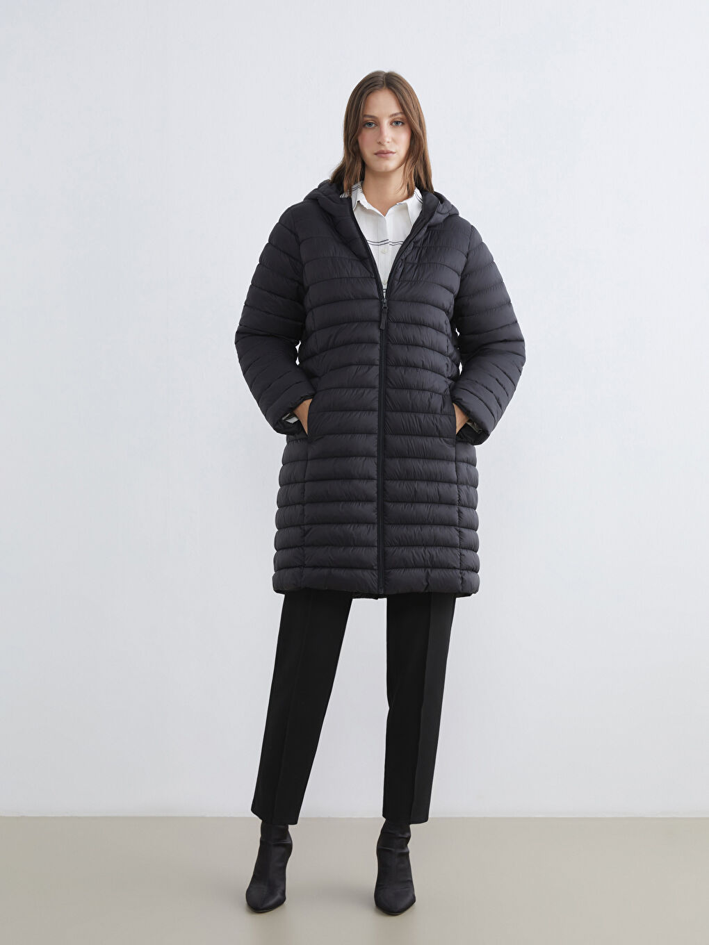 Siyah Kapüşonlu Kapitone Kadın Şişme Mont-1