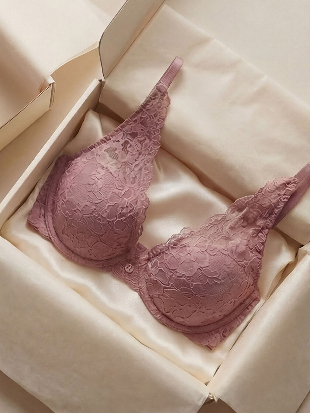 Бюстгальтер-футболка с косточками, без наполнителя, кружевной.