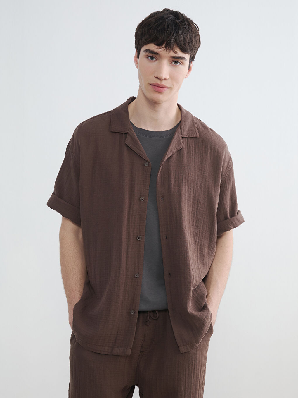 Kahverengi Loose Fit Resort Yaka Müslin Erkek Gömlek