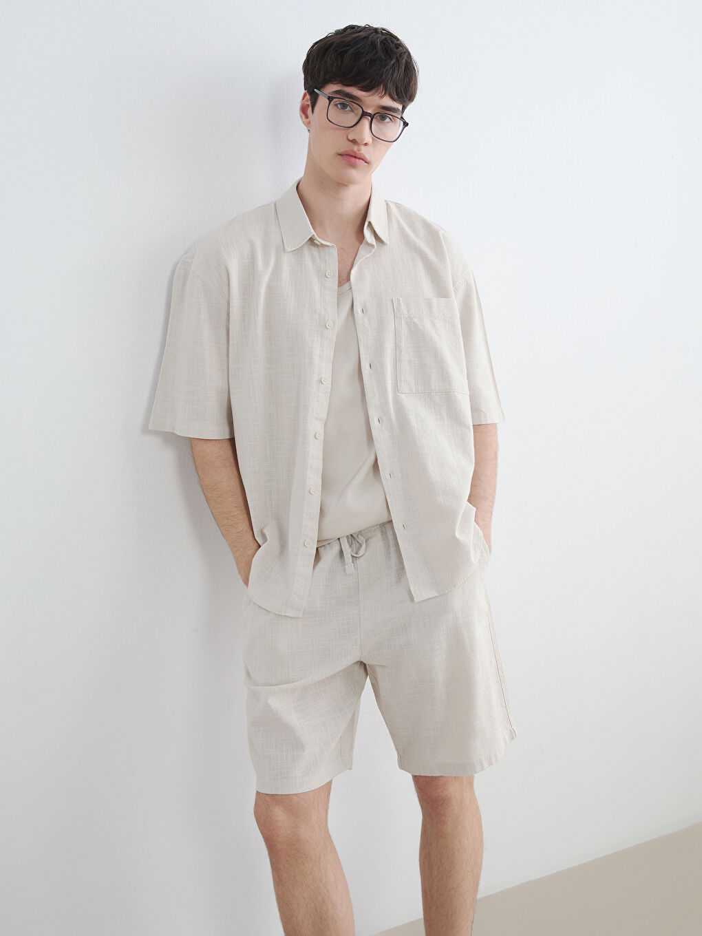 Muška košulja širokog kroja sa izgledom lana