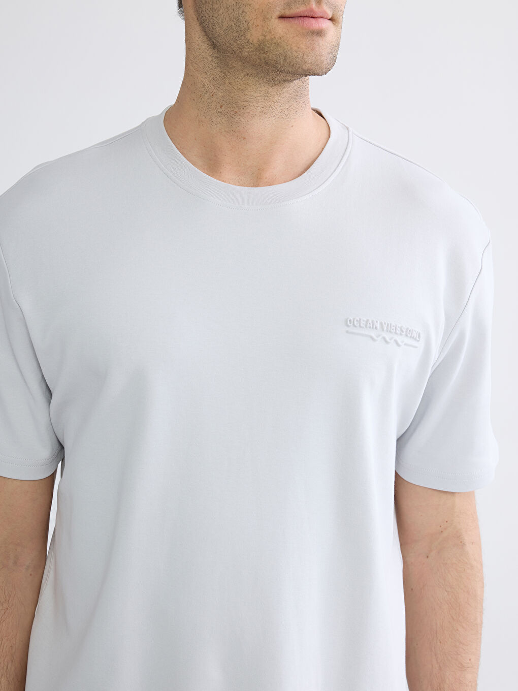 Effortless style meets ultimate comfort in our relaxed-fit, crew-neck tee for men.-2