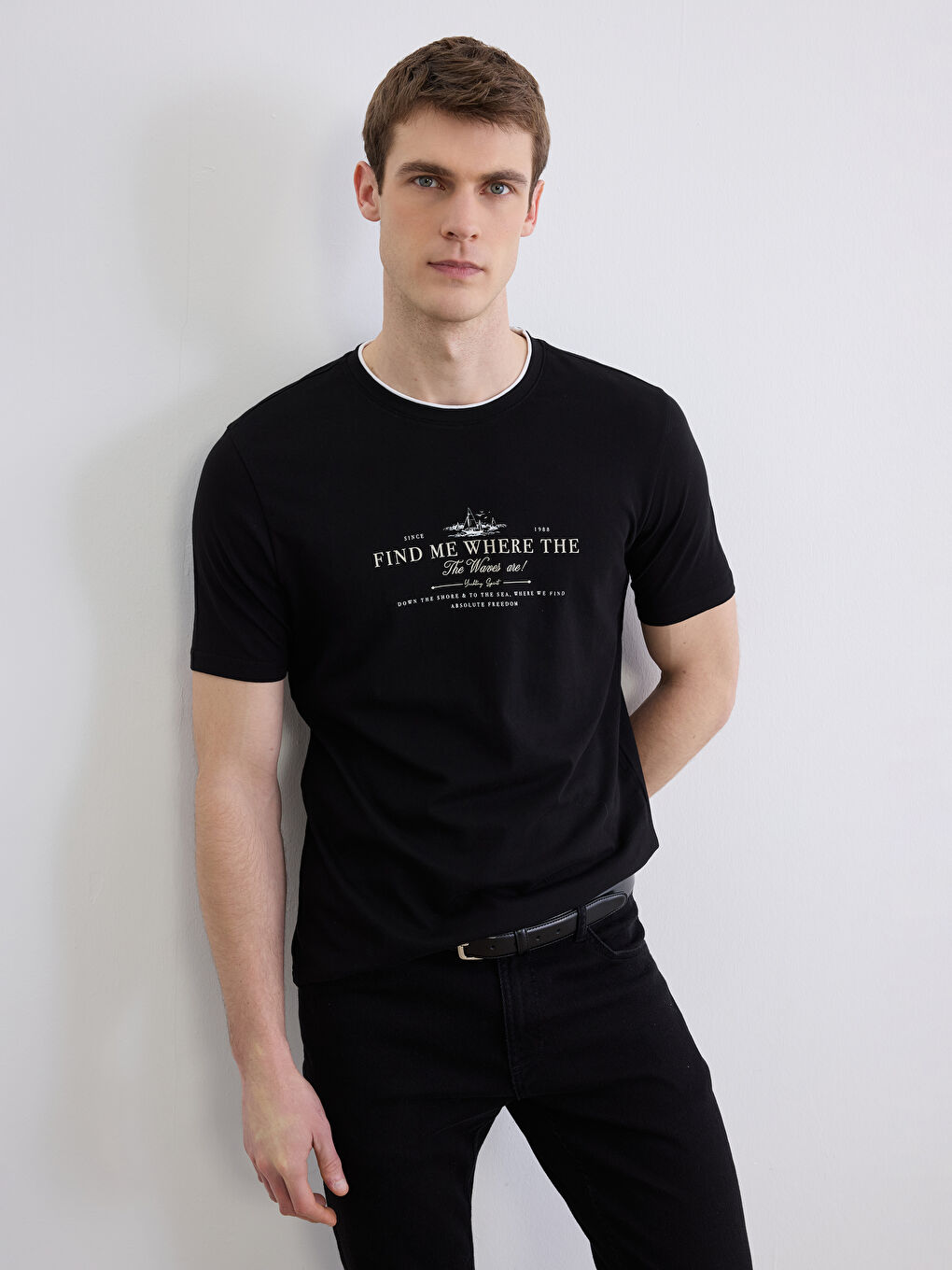 მამაკაცები შავი მაისურები და ზედები