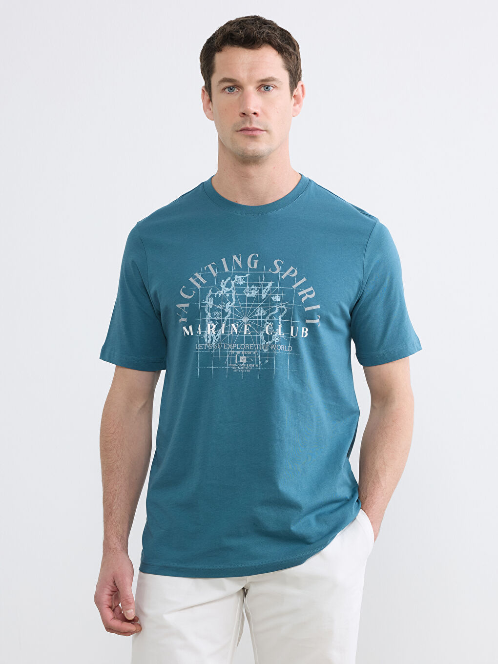 მამაკაცები მოლურჯო-მომწვანო ფირუზისფერი მაისურები და ზედები