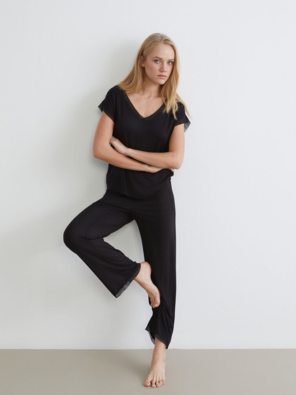 Siyah V Yaka Tül Detaylı Kadın Pijama Takımı