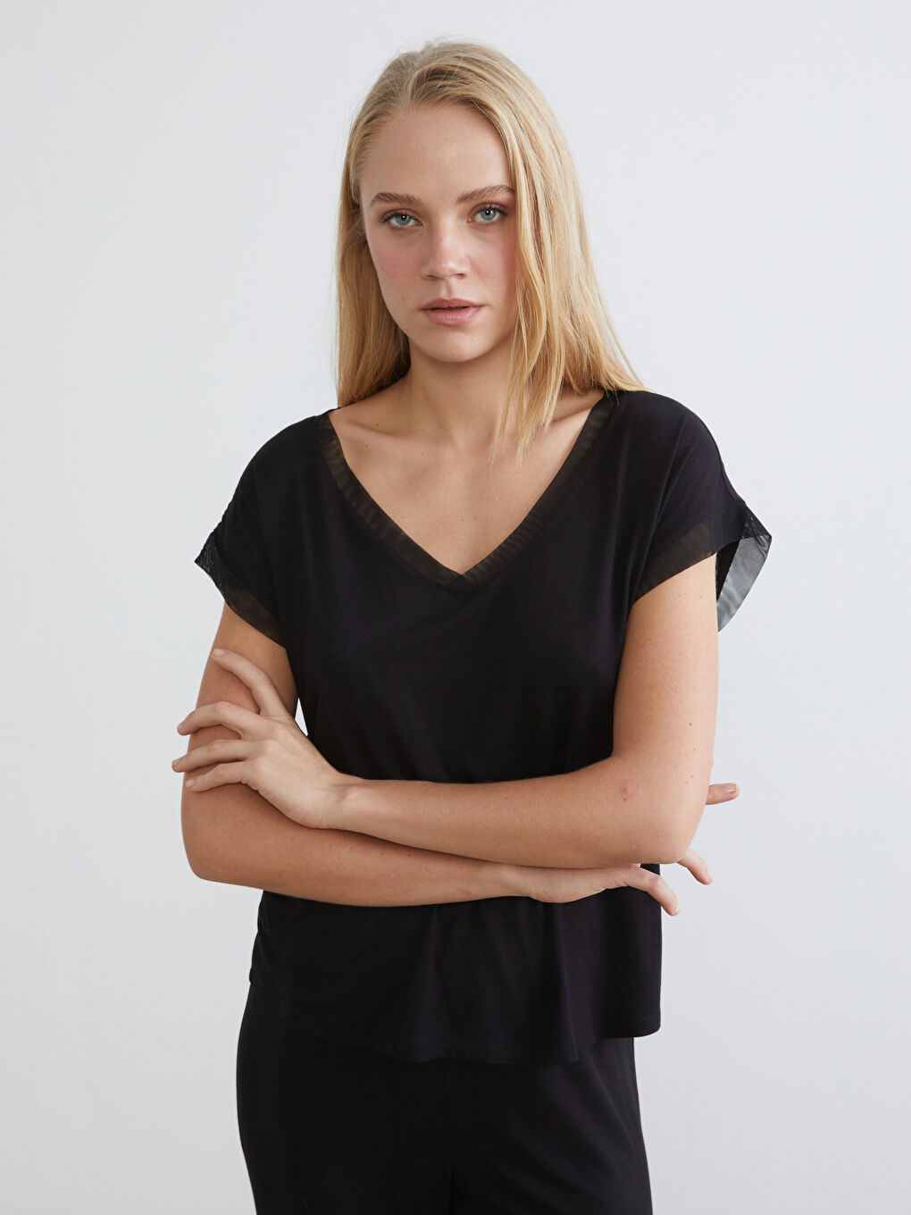 Siyah V Yaka Tül Detaylı Kadın Pijama Takımı-1