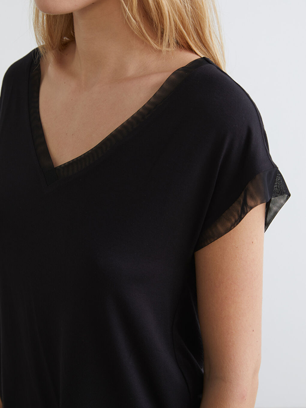 Siyah V Yaka Tül Detaylı Kadın Pijama Takımı-2