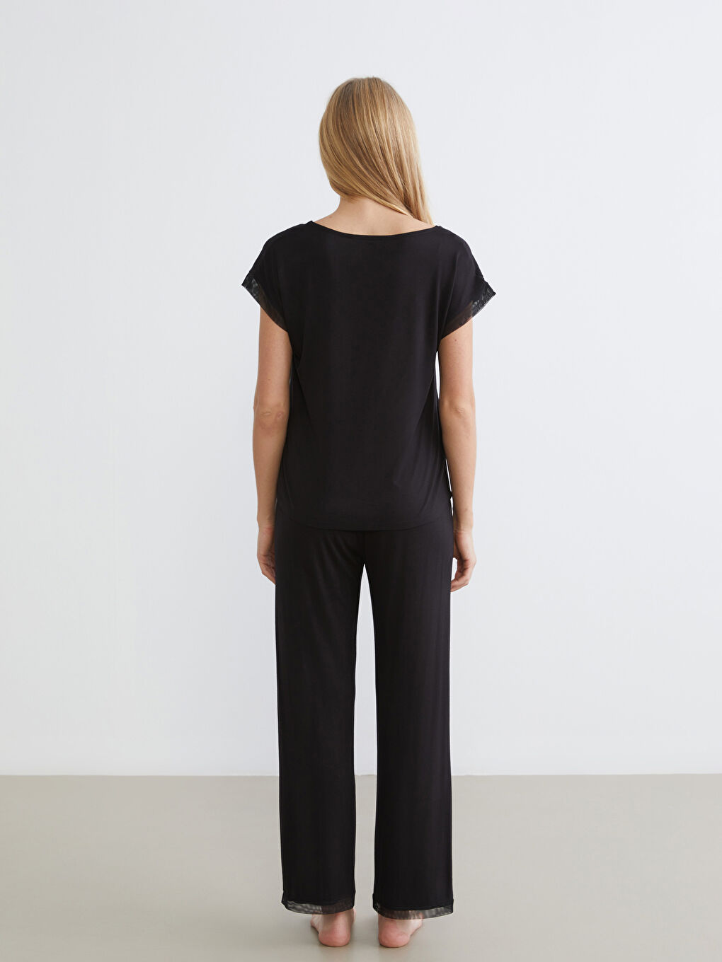 Siyah V Yaka Tül Detaylı Kadın Pijama Takımı-3