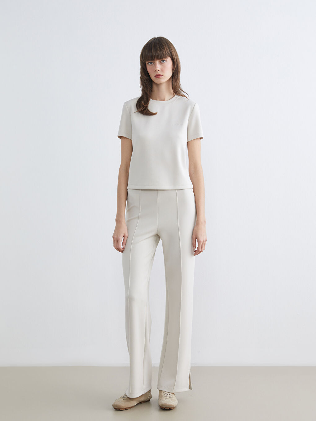 Gri Bisiklet Yaka Nakışlı Soft Touch Kadın Tişört-1