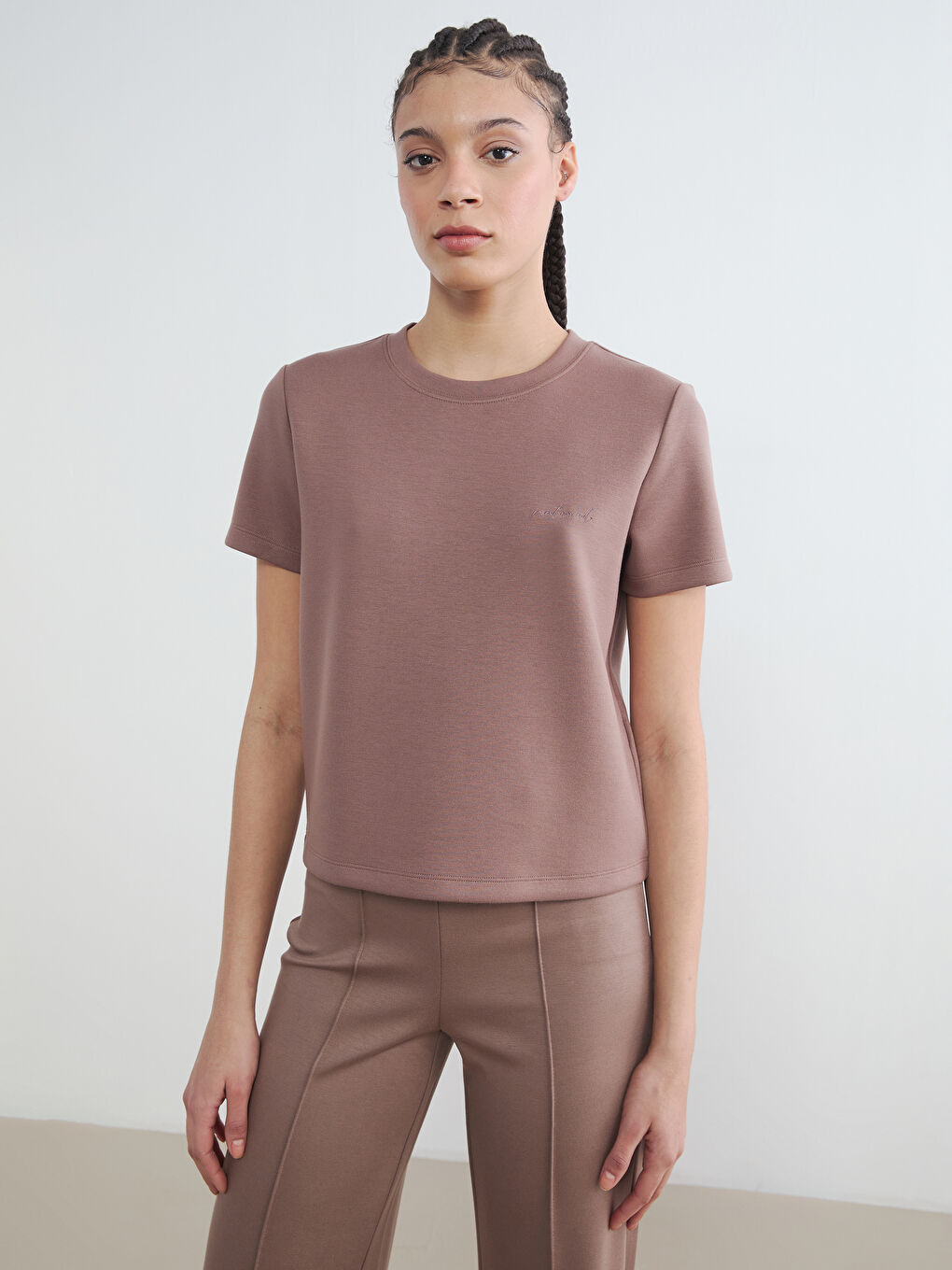 Kahverengi Bisiklet Yaka Nakışlı Soft Touch Kadın Tişört