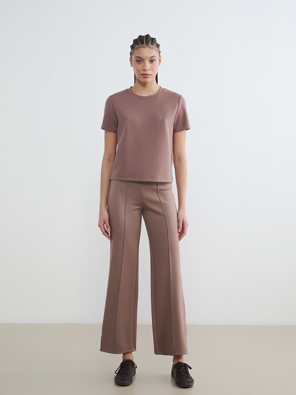 Kahverengi Bisiklet Yaka Nakışlı Soft Touch Kadın Tişört-2