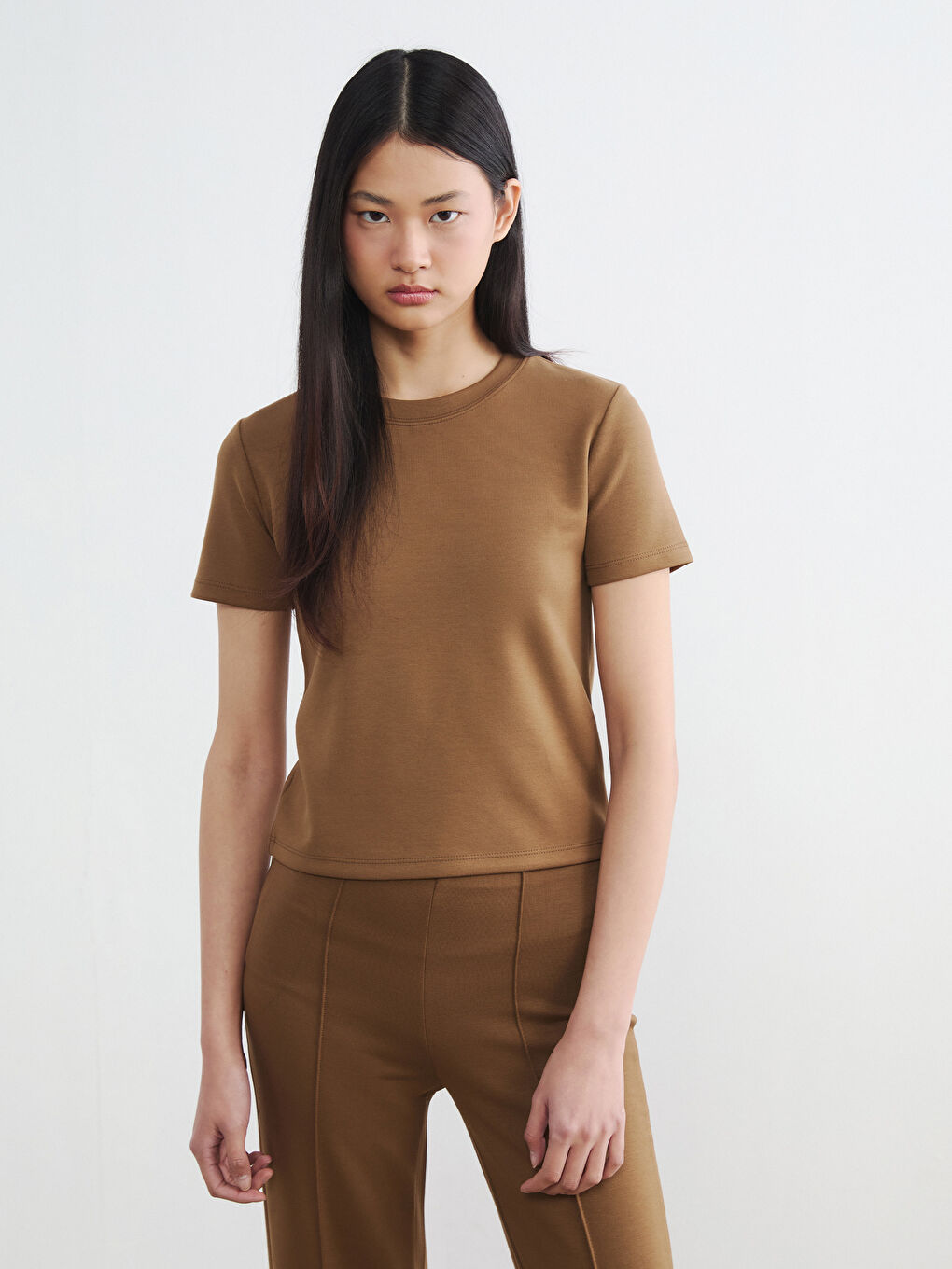 تيشيرت نسائي مطرز بملمس ناعم بياقة دائرية