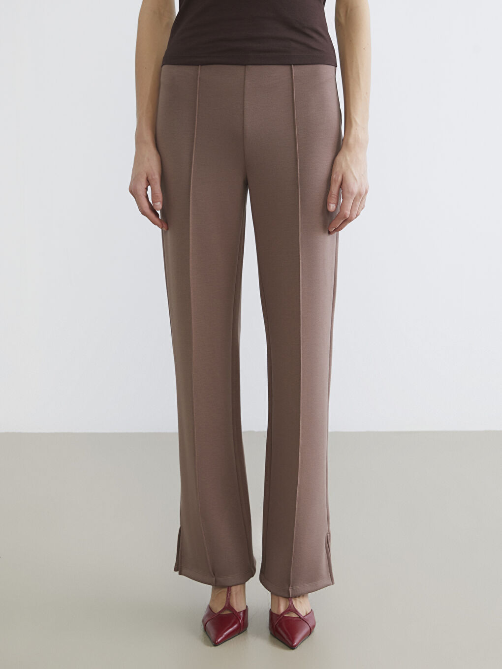 Kahverengi Dar Fit Paçası Yırtmaçlı Kadın Pantolon-1