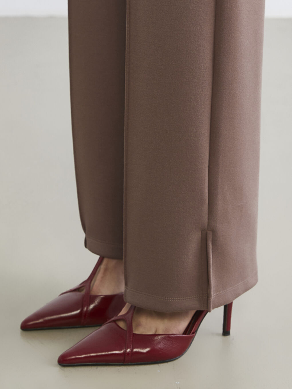 Kahverengi Dar Fit Paçası Yırtmaçlı Kadın Pantolon-2