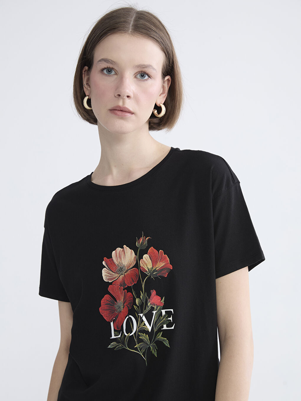 Siyah Bisiklet Yaka Çiçekli Kadın Tişört