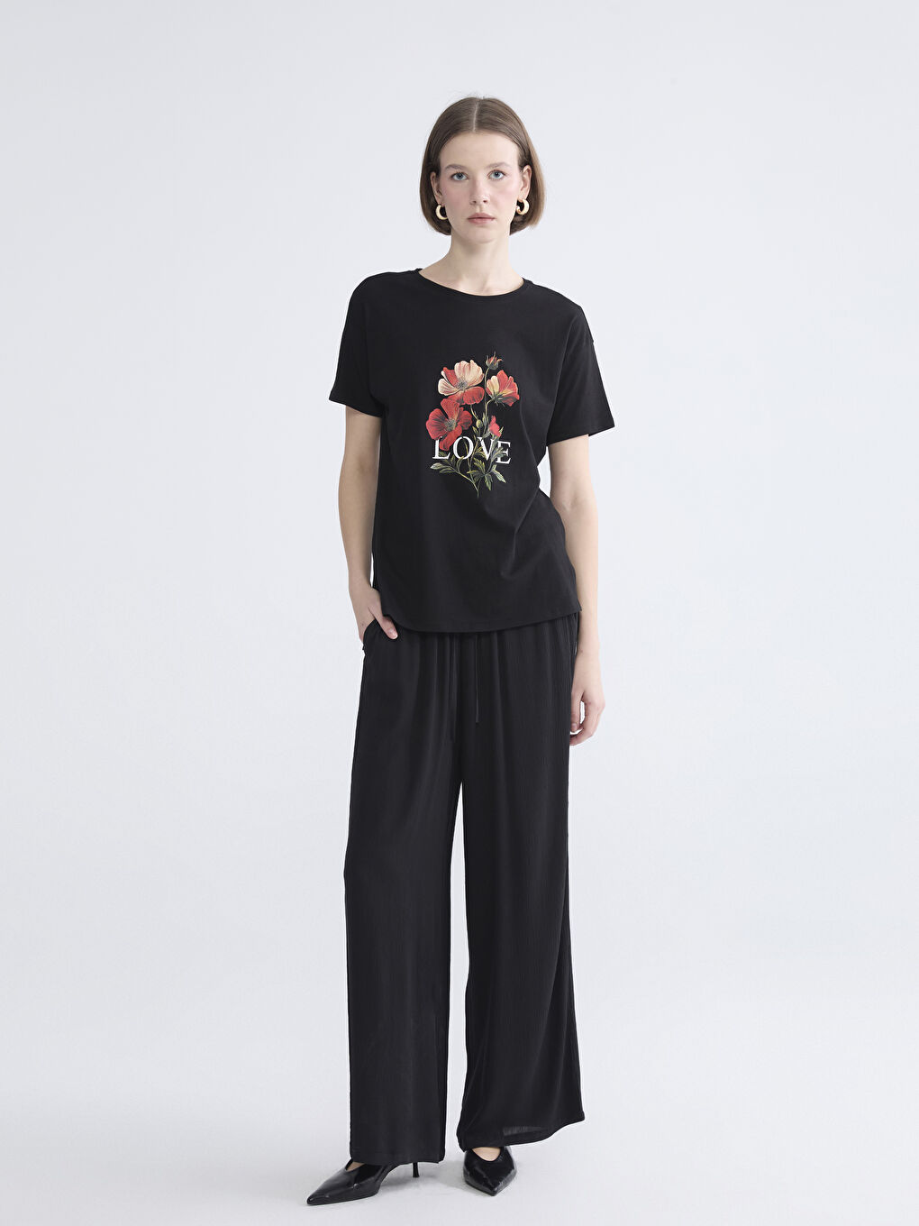 Siyah Bisiklet Yaka Çiçekli Kadın Tişört-1