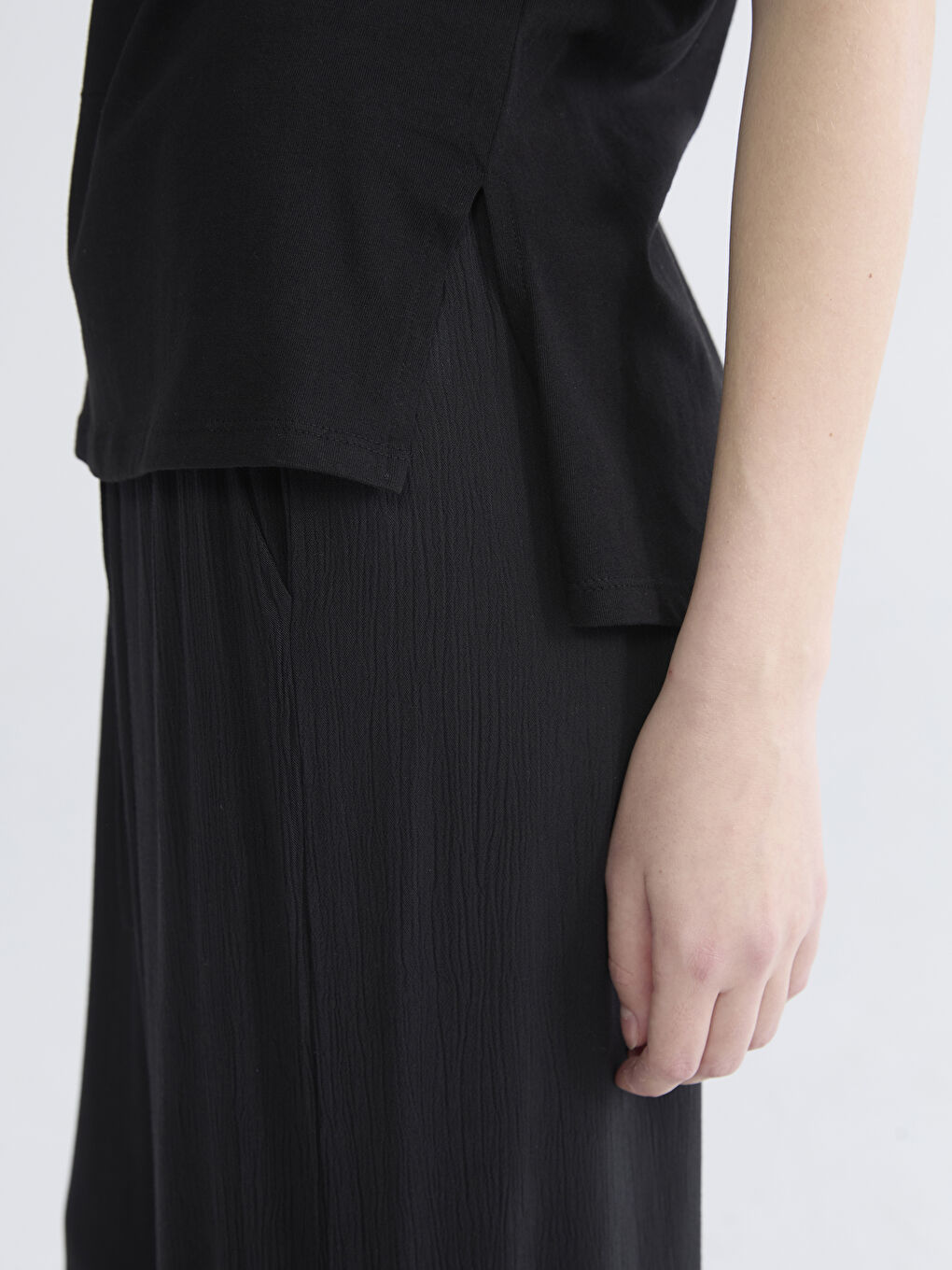 Siyah Bisiklet Yaka Çiçekli Kadın Tişört-2