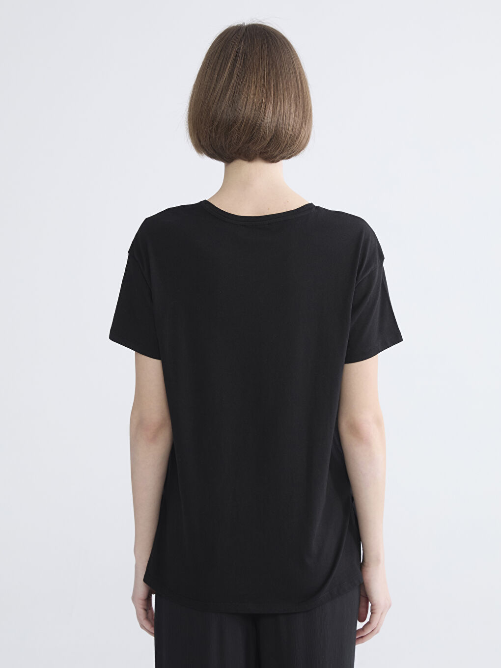 Siyah Bisiklet Yaka Çiçekli Kadın Tişört-3