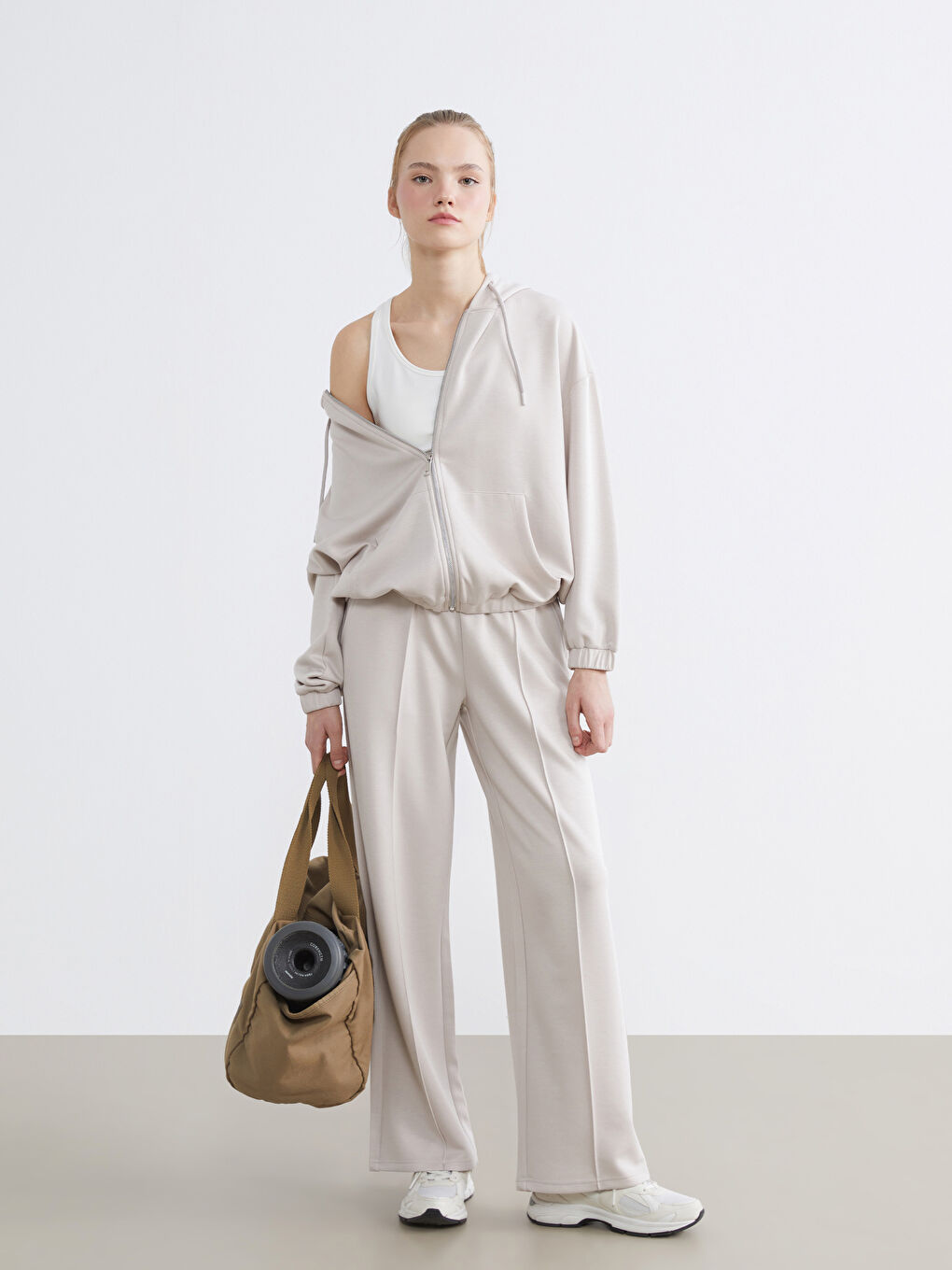 ქალებისთვის განკუთვნილი ფართო ზომის ზიპ-აპ ჰუდი-1