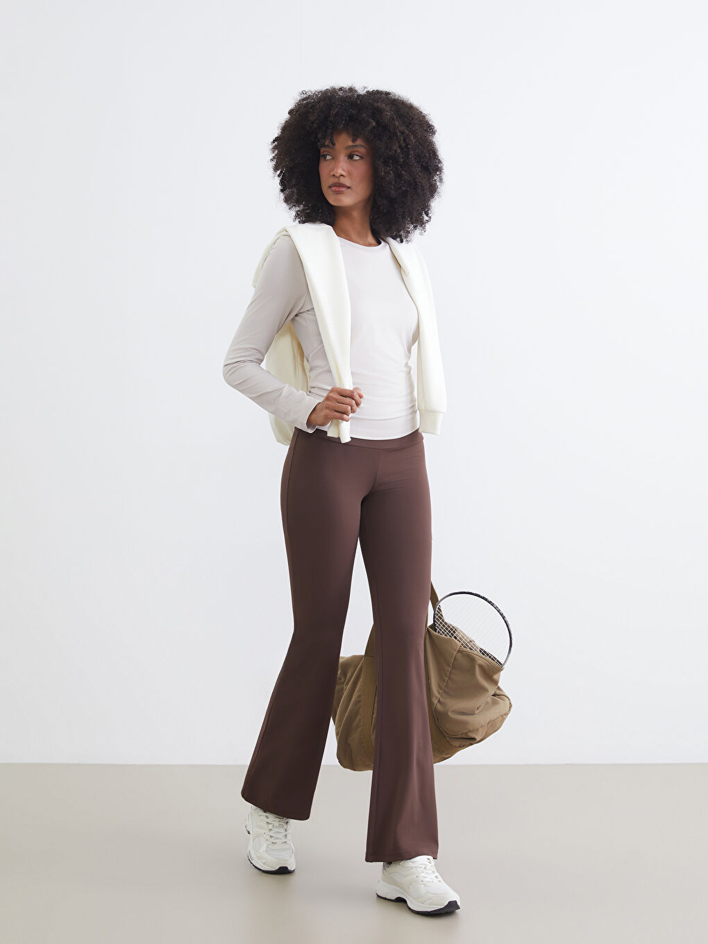 Women's flared leggings with elastic waistband.
