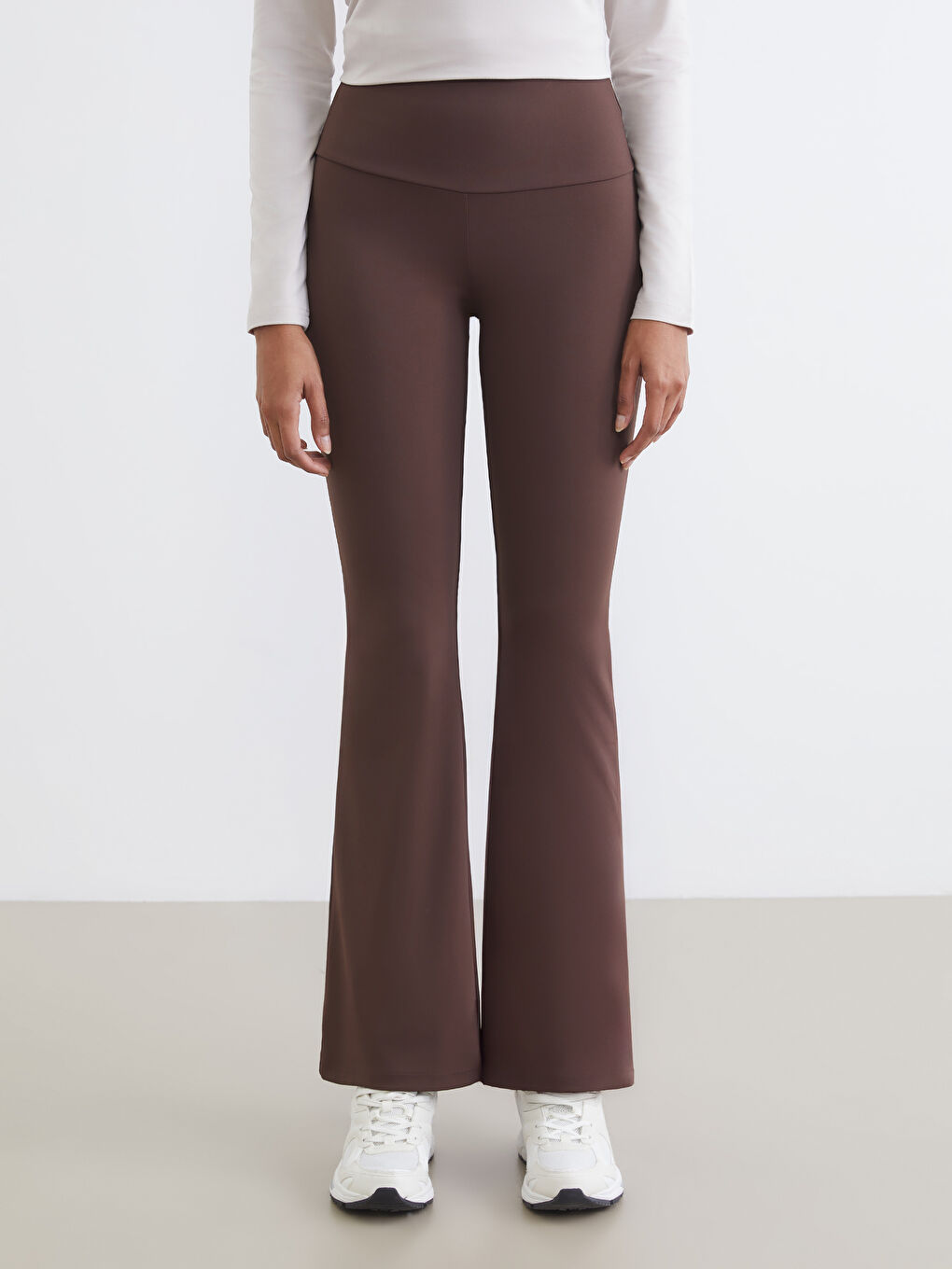 Women's flared leggings with elastic waistband.-1