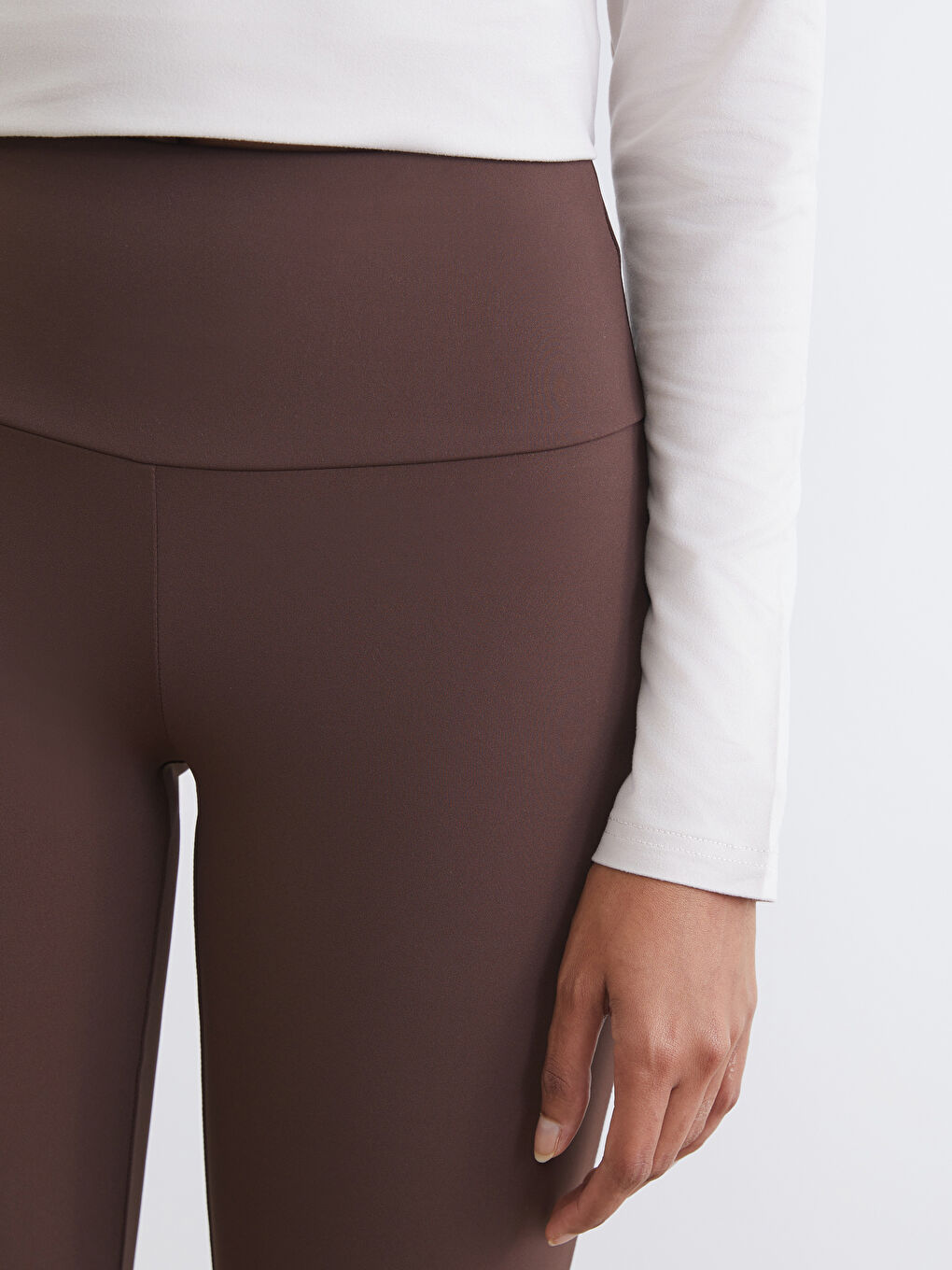 Women's flared leggings with elastic waistband.-2