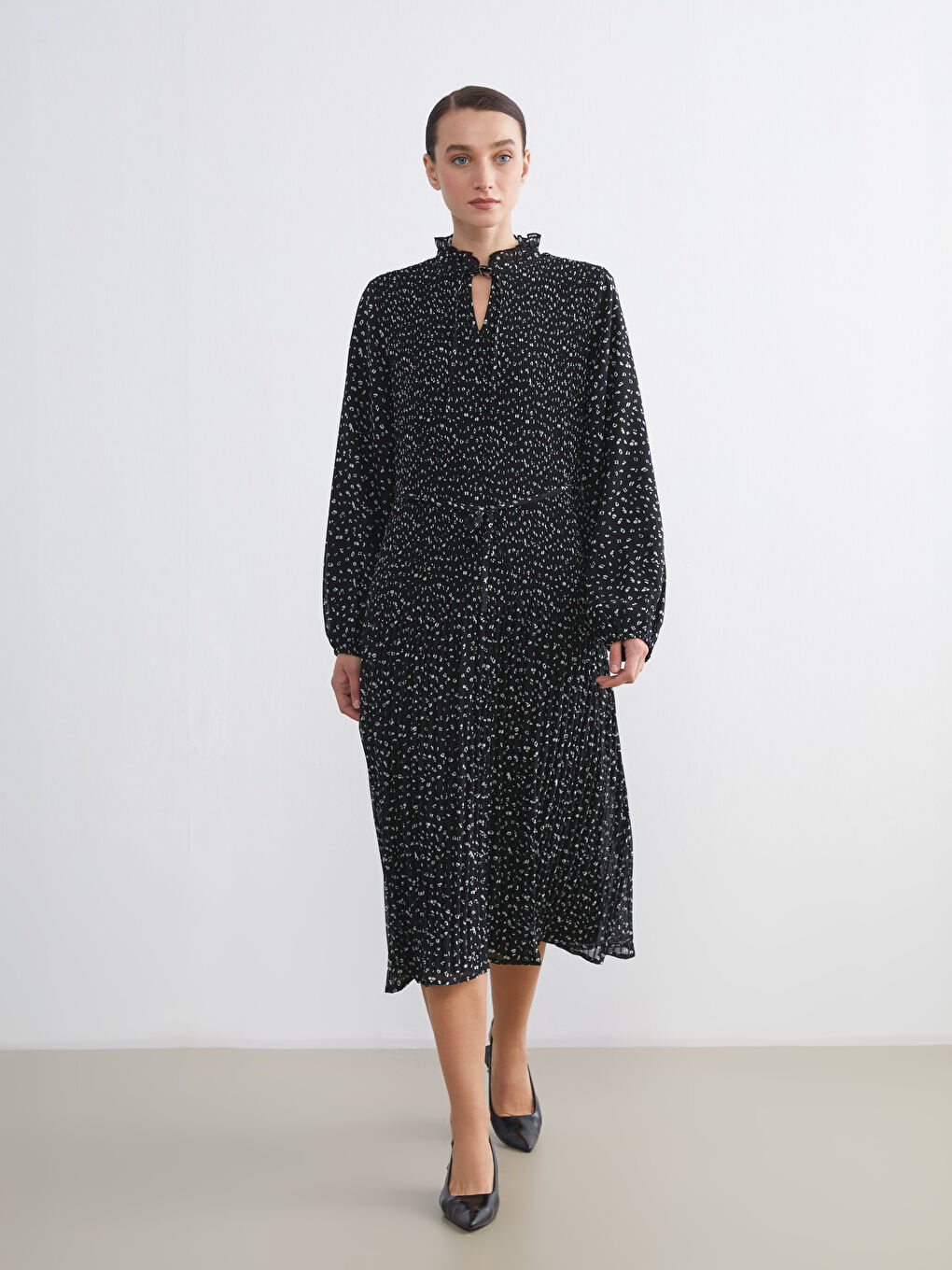 Узорчатое платье с оборками и воротником на завязках.